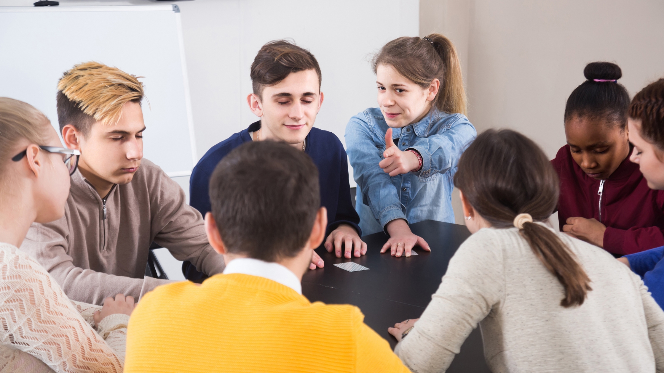 人狼ゲームをする人々